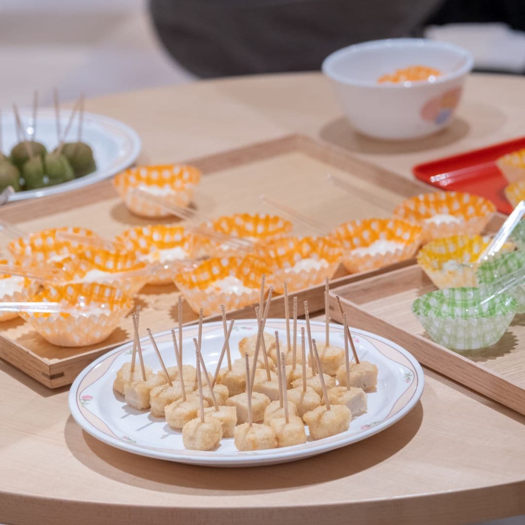 離乳食の試食コーナーでは、コープ商品の「きらきらステップ」から、やわらかうどんや手づかみで食べやすいナゲット、ほうれん草を使ったプチホットケーキなど離乳食におすすめの商品を試していただきました。