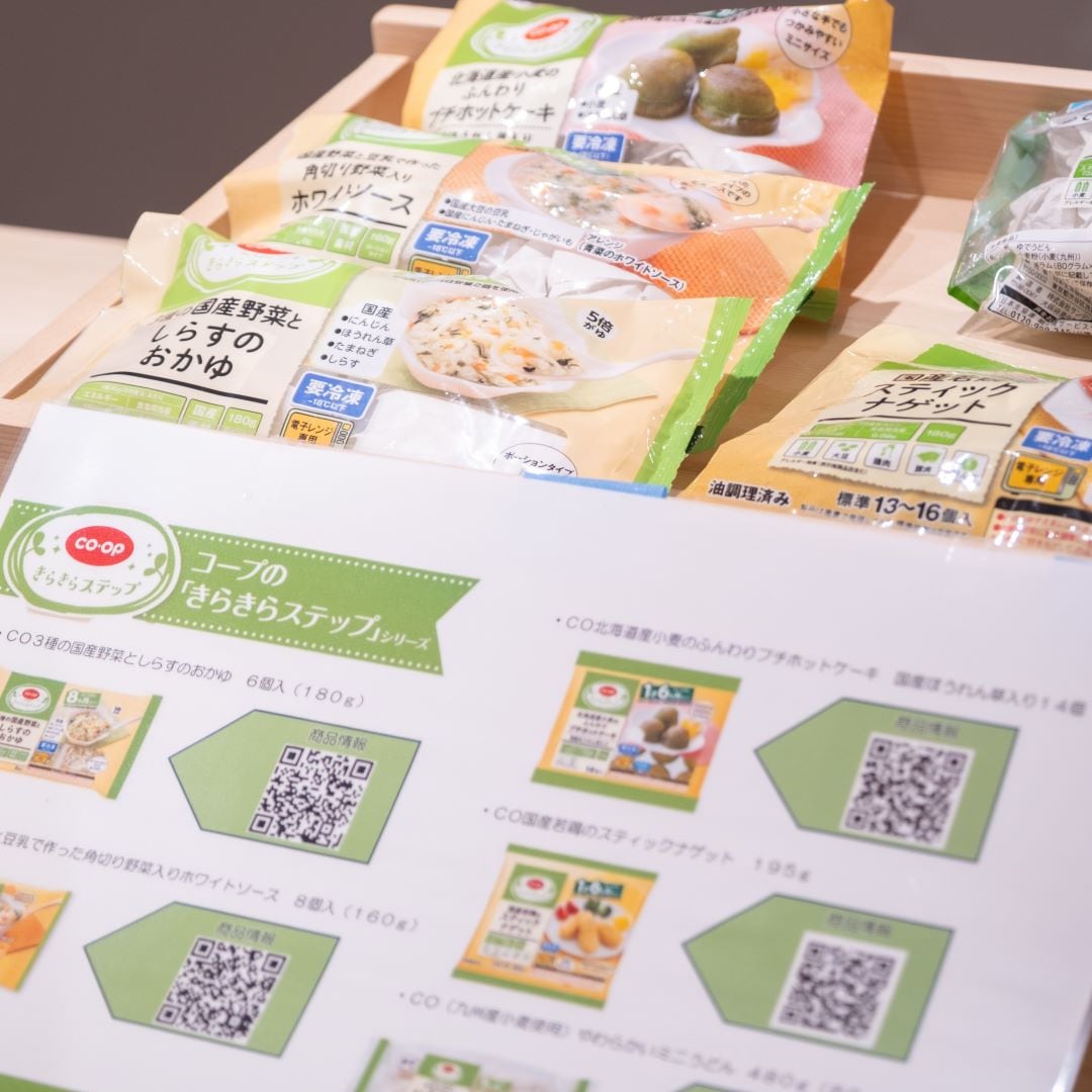 離乳食の試食コーナーでは、コープ商品の「きらきらステップ」から、やわらかうどんや手づかみで食べやすいナゲット、ほうれん草を使ったプチホットケーキなど離乳食におすすめの商品を試していただきました。