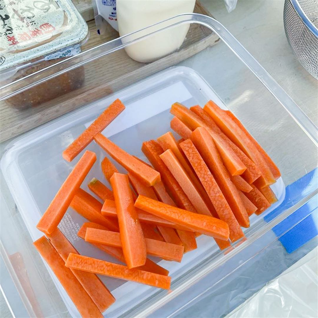 収穫がひと段落したところで、採れたてのにんじんを生で＆蒸していただきました。