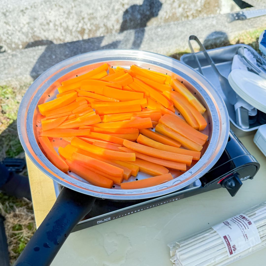 収穫がひと段落したところで、採れたてのにんじんを生で＆蒸していただきました。