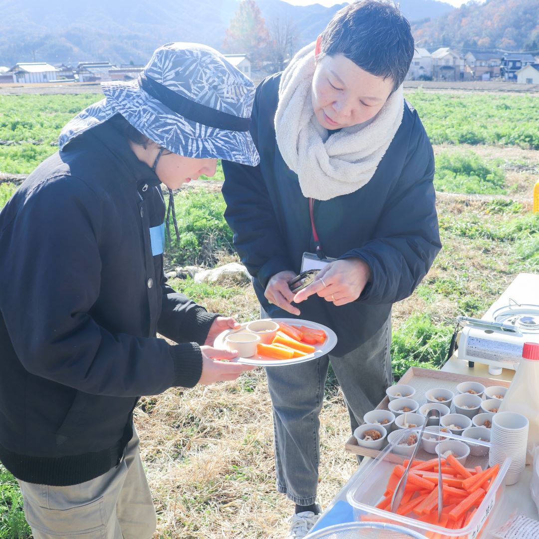 収穫がひと段落したところで、採れたてのにんじんを生で＆蒸していただきました。