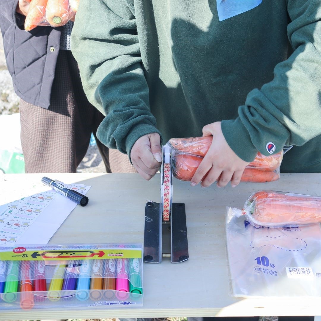 最後に、お土産のにんじんを袋詰めし、ラベルを作ってはりつけました。