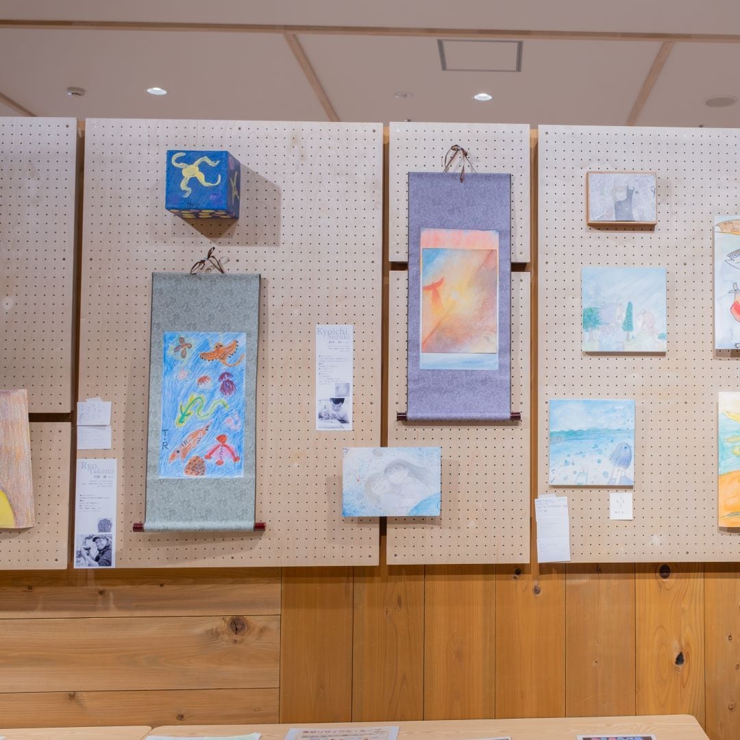 12月15日｜月｜～12月28日｜日｜の2週間、生協ひろしま様の子会社・ハートランドひろしまで働く5人による作品展 『働く　えがく　僕たち　―ハートランドひろしま5人展―』 を開催しました。