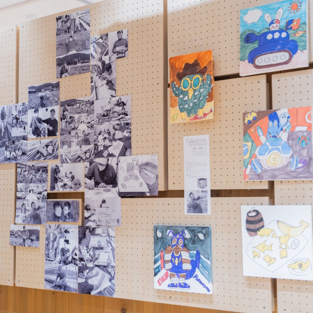 自然と向き合う日々のなかで、それぞれが絵を描き、レゴを組みながら、思い思いの表現を続けてきた作品たちを、無印良品のOpenMUJIで展示しました。