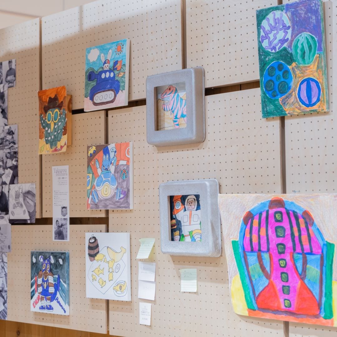 自然と向き合う日々のなかで、それぞれが絵を描き、レゴを組みながら、思い思いの表現を続けてきた作品たちを、無印良品のOpenMUJIで展示しました。