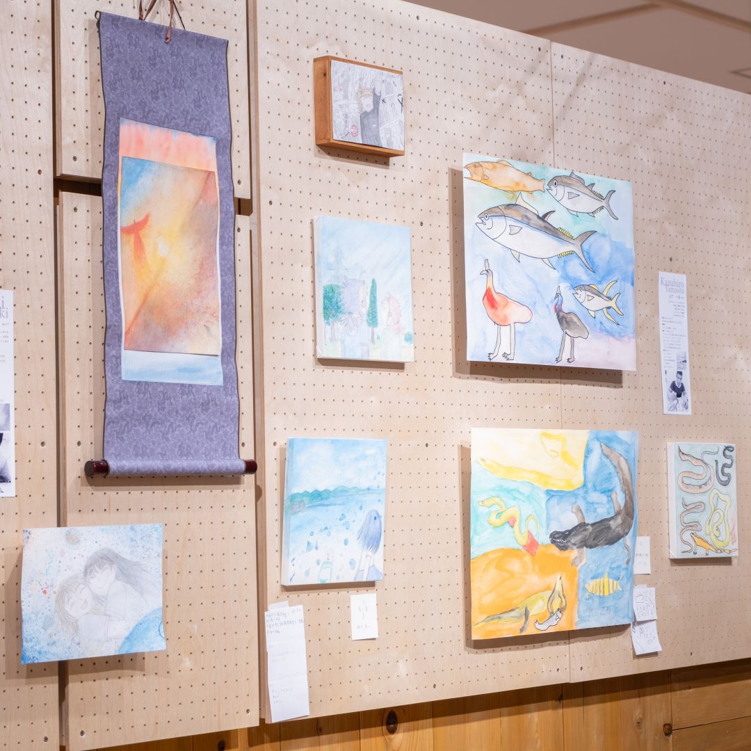 自然と向き合う日々のなかで、それぞれが絵を描き、レゴを組みながら、思い思いの表現を続けてきた作品たちを、無印良品のOpenMUJIで展示しました。