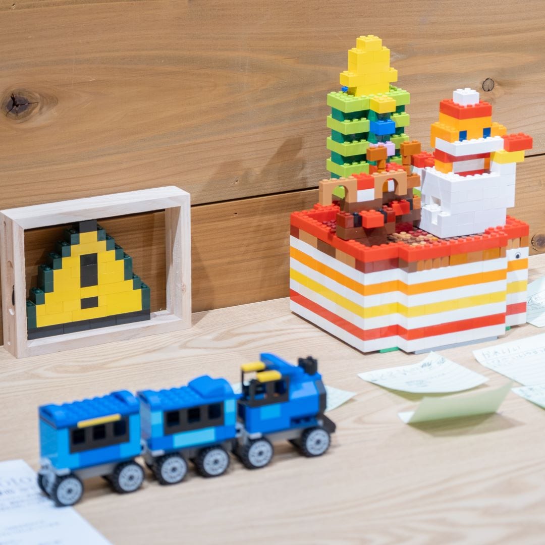 鮮やかな色使い、あたたかいトーン、見ていて楽しくなる作品など。ひとつひとつ異なる表情から、彼らの素直な想いが伝わってくるようです。