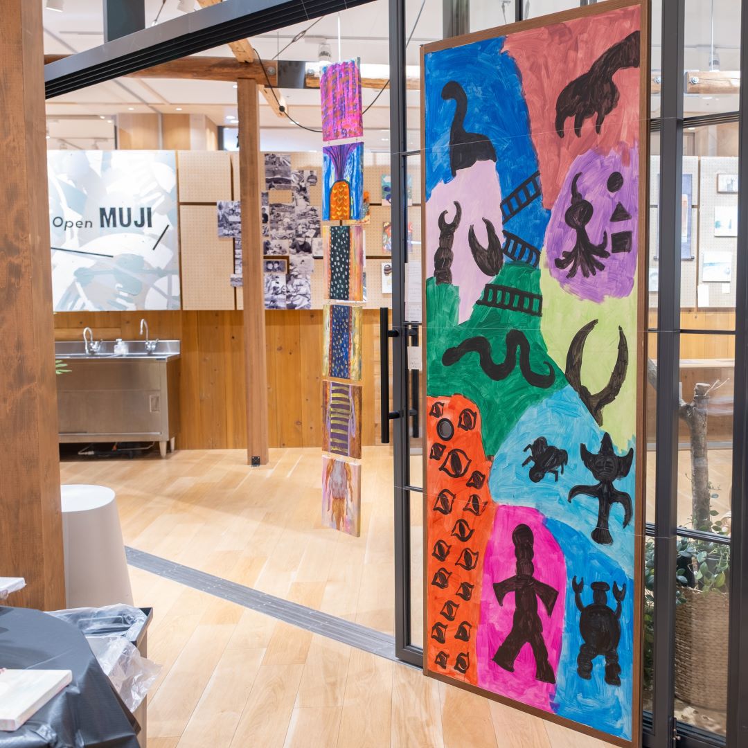 会場でぱっと目をひく、ふすまに描いたアート。なんと作品展のために、ご自宅のふすまを外して持ってくださいました。