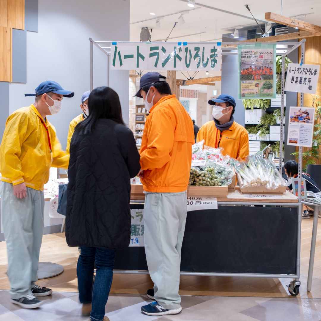 利用者さん5名で協力して、陳列、お客様へのお声かけ、接客、レジまで自分たちで行いました。