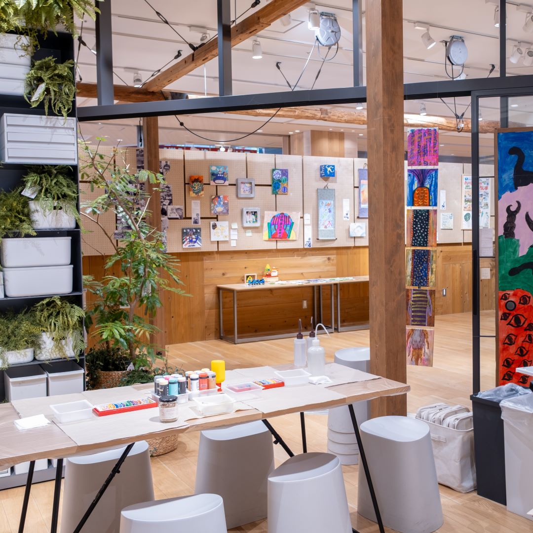 最後の27日、28日には、ハートランドひろしまのみなさんによる「僕たちのつくった野菜販売会」と、みなさんの絵の先生・SOアートラボさんによるワークショップ「いろといろ　どりっぷどりっぷ」も開催しました。