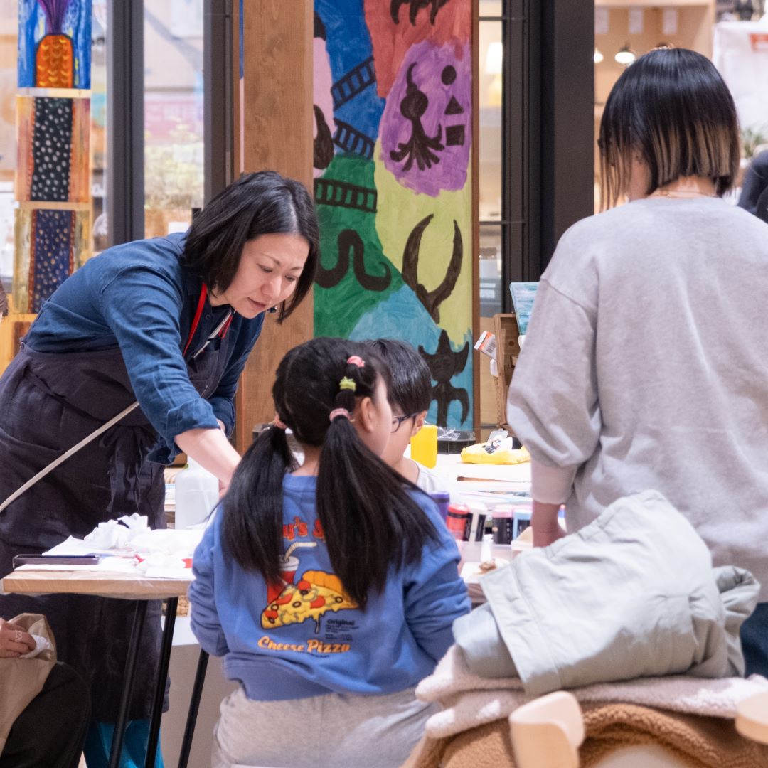 アートワークショップでは、キャンバスの上に好きな色の絵の具をのせて、色とりどりの絵の具が混ざり合う瞬間を楽しみました。