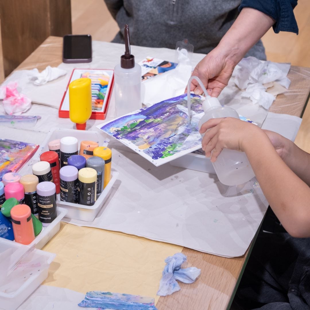 アートワークショップでは、キャンバスの上に好きな色の絵の具をのせて、色とりどりの絵の具が混ざり合う瞬間を楽しみました。