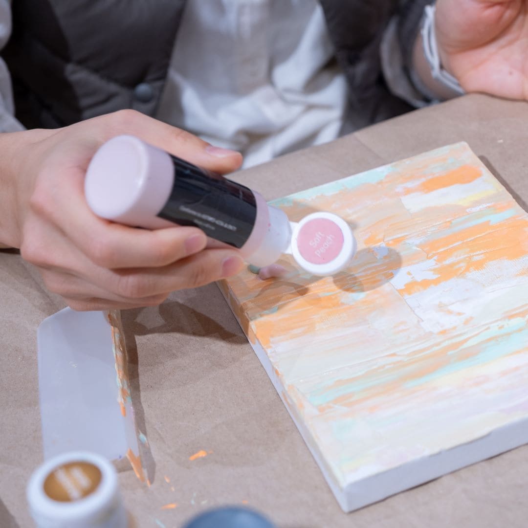 偶然できる模様や少しずつ変わっていく色合いに、子どもも大人も夢中になって描いていましたよ。