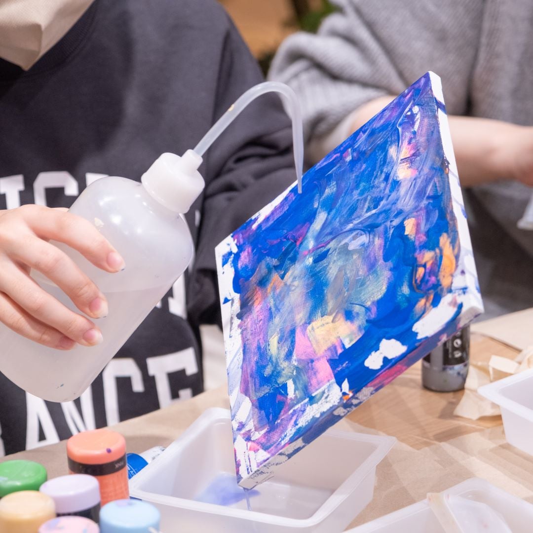 偶然できる模様や少しずつ変わっていく色合いに、子どもも大人も夢中になって描いていましたよ。