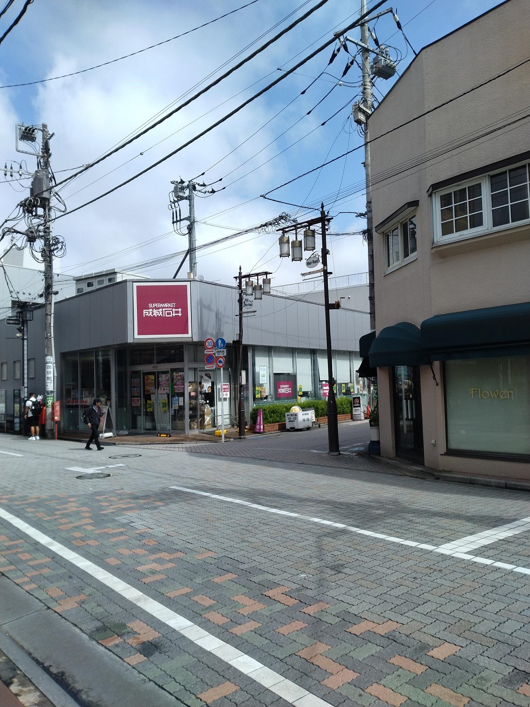 駅からの道
