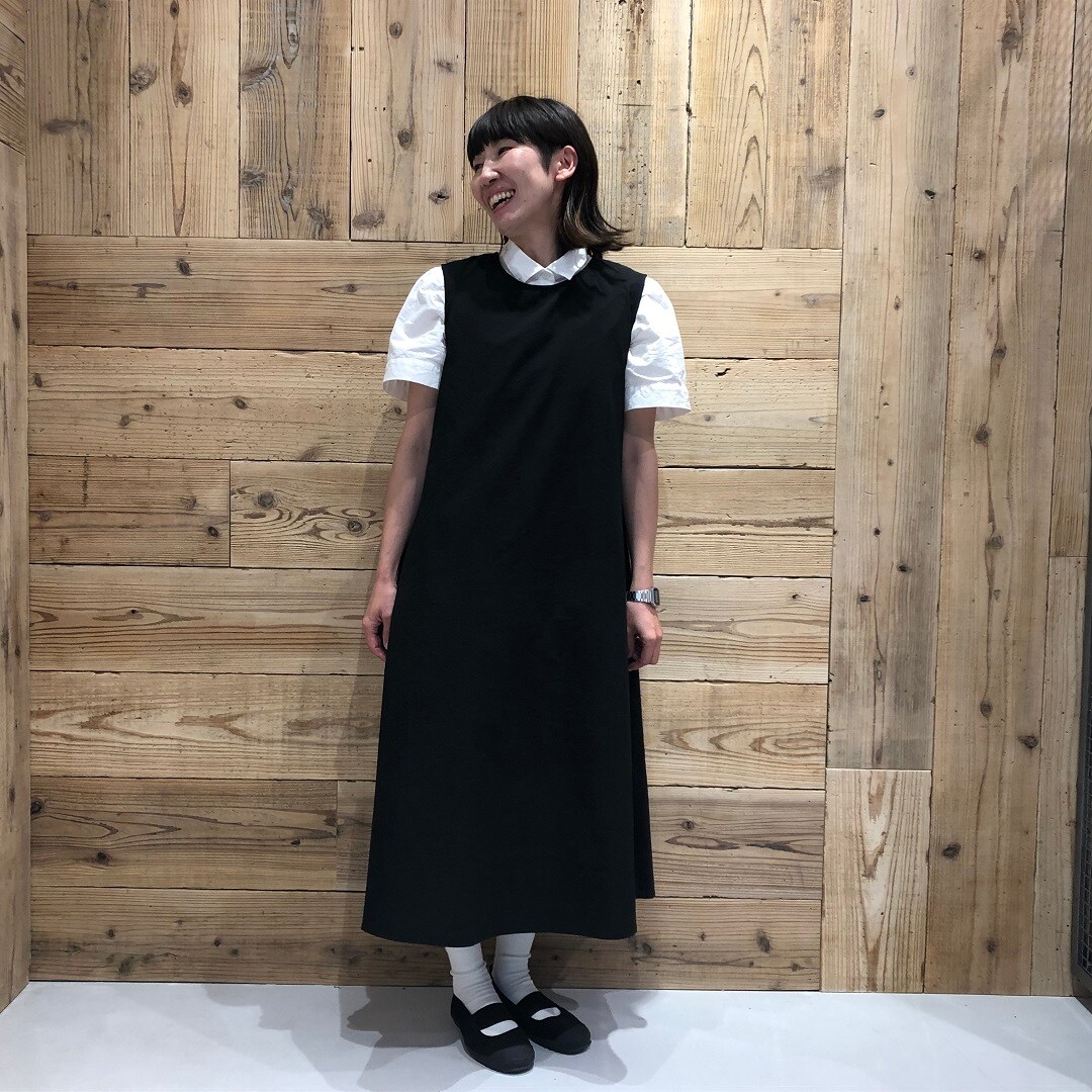ワンピースとシャツのコーディネート