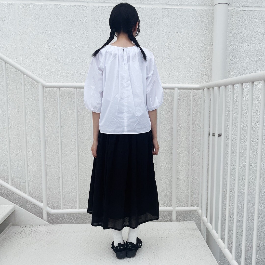 女性スタッフの後ろすがた