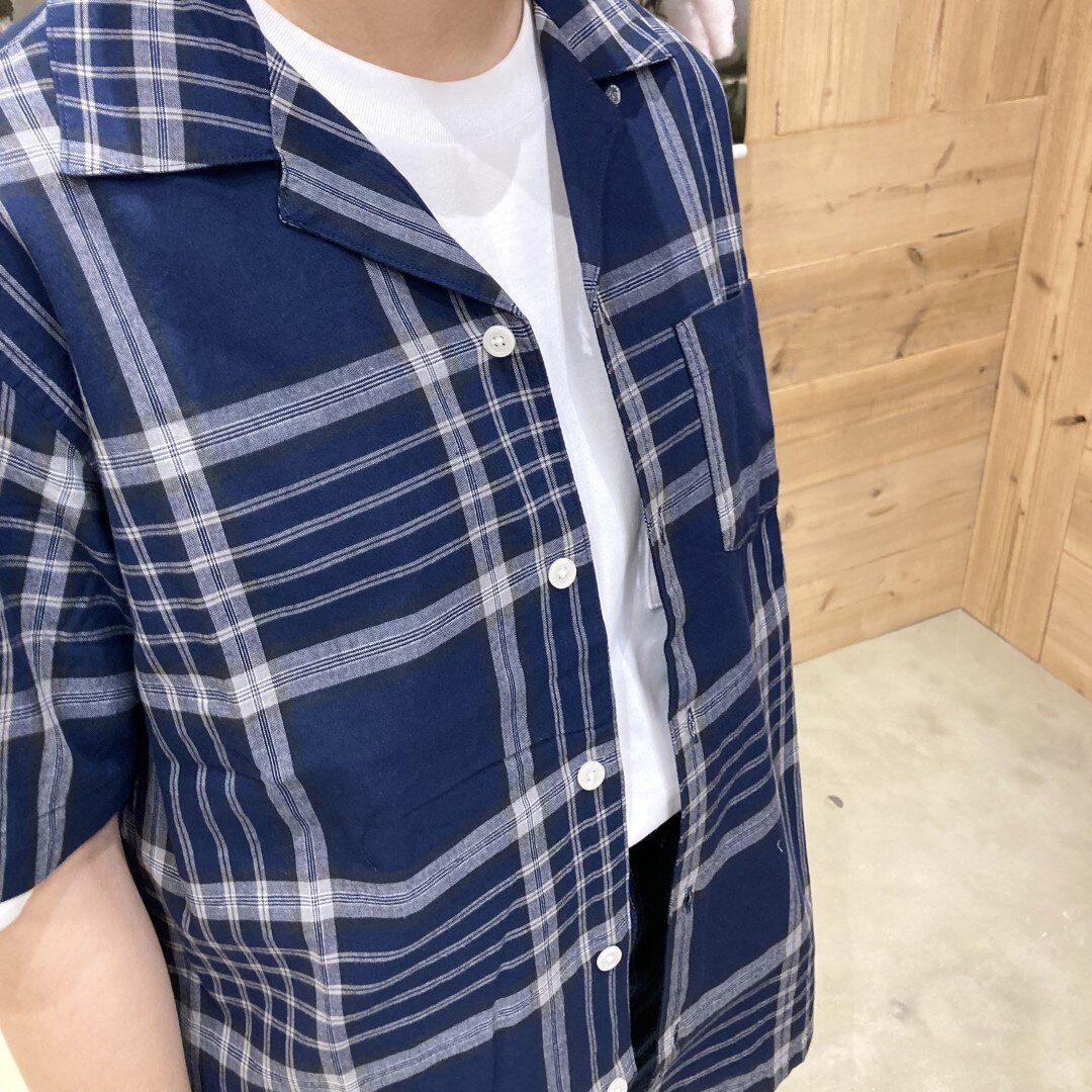 オープンカラーシャツの横