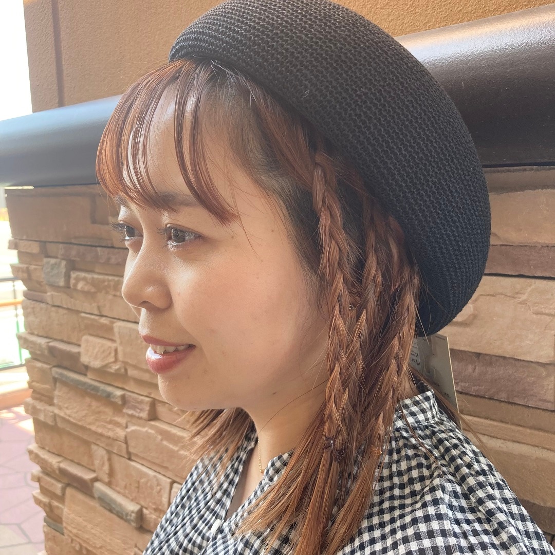 パリ風の着こなしをしたスタッフのヘアアレンジ