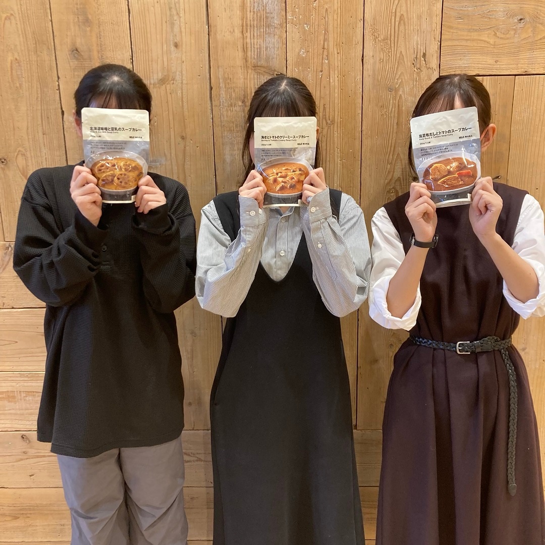 新商品のスープカレー3種類を女性3人が持っている写真