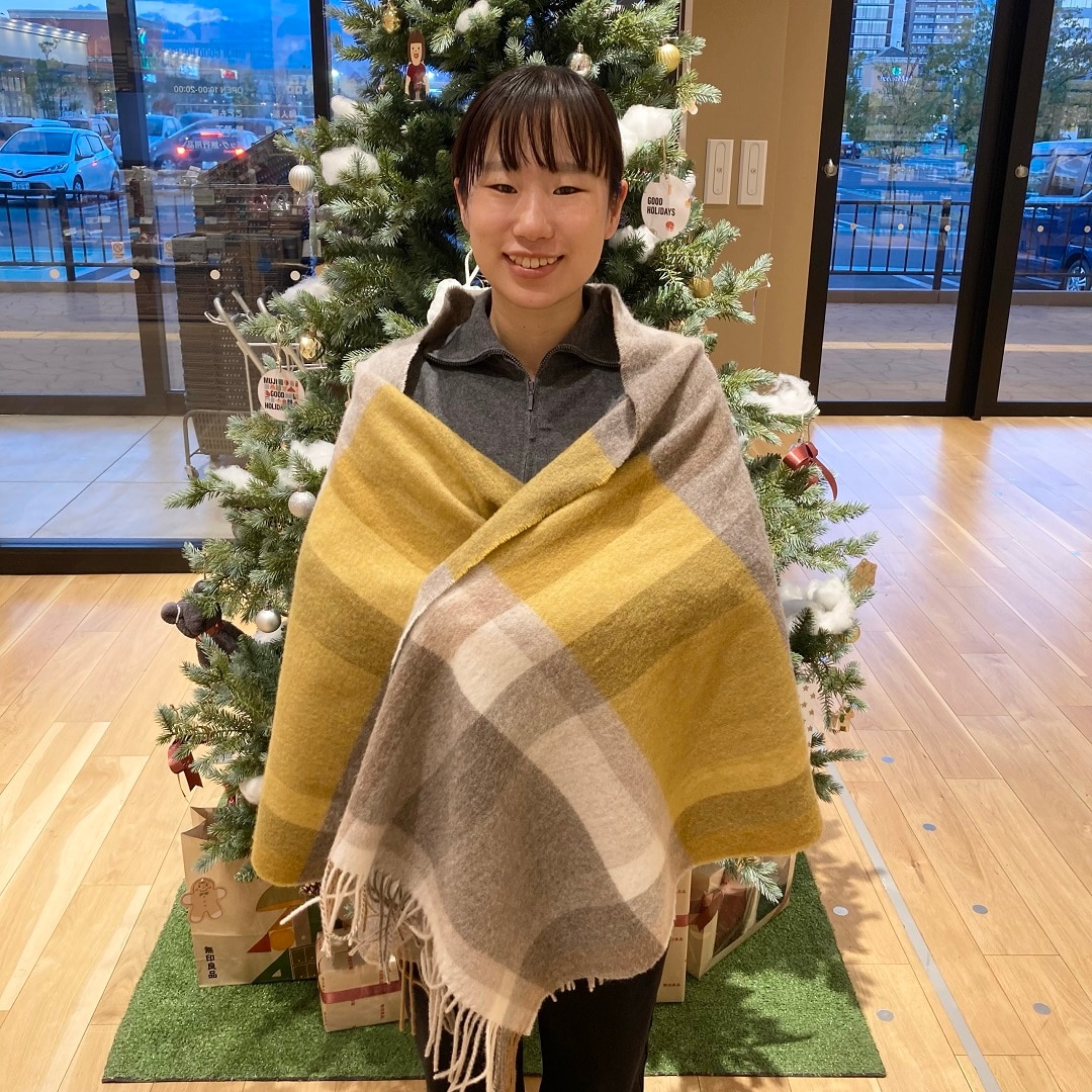 ストールをまとったスタッフ