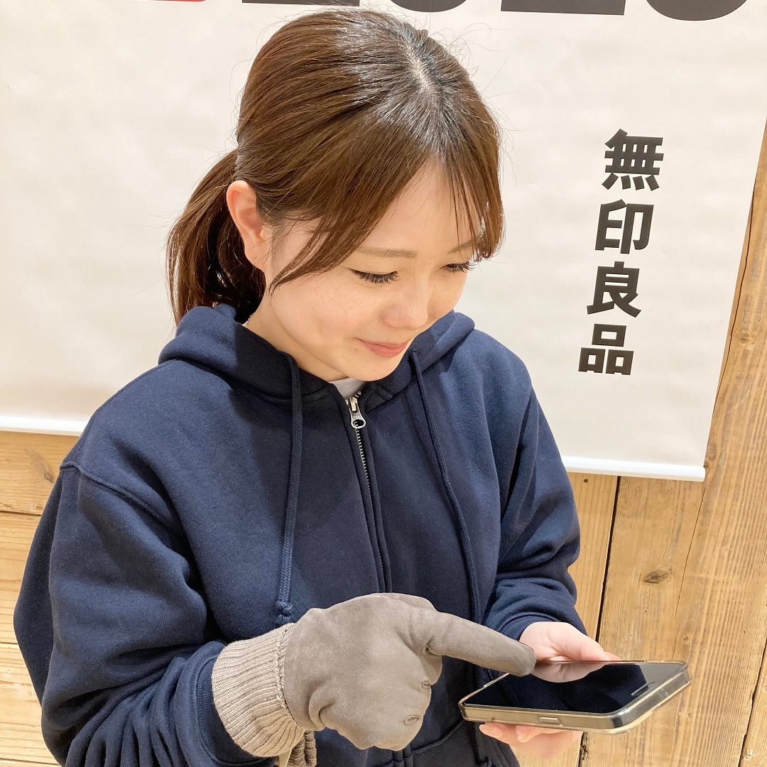 タッチパネル手袋をはめたスタッフ