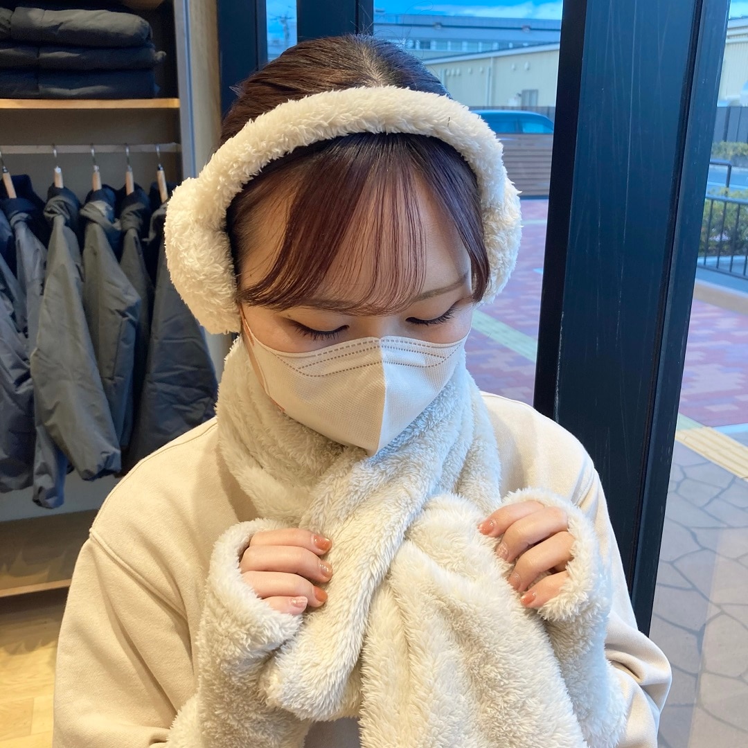 手袋をはめたスタッフ