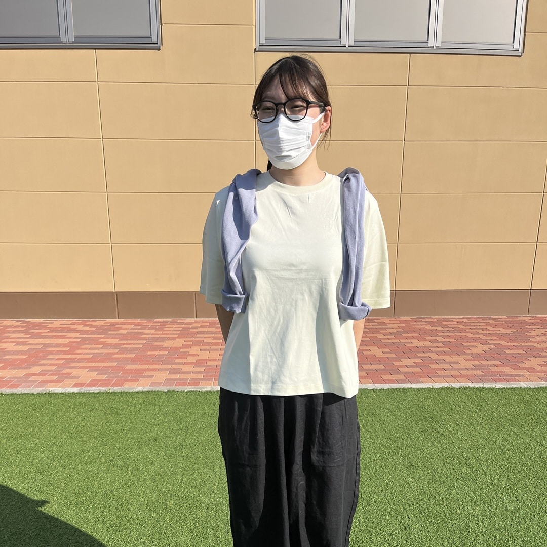 涼感ワイド半袖Tシャツを着用した女性