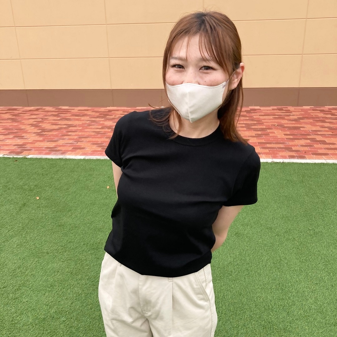 黒のTシャツを着用した女性スタッフ