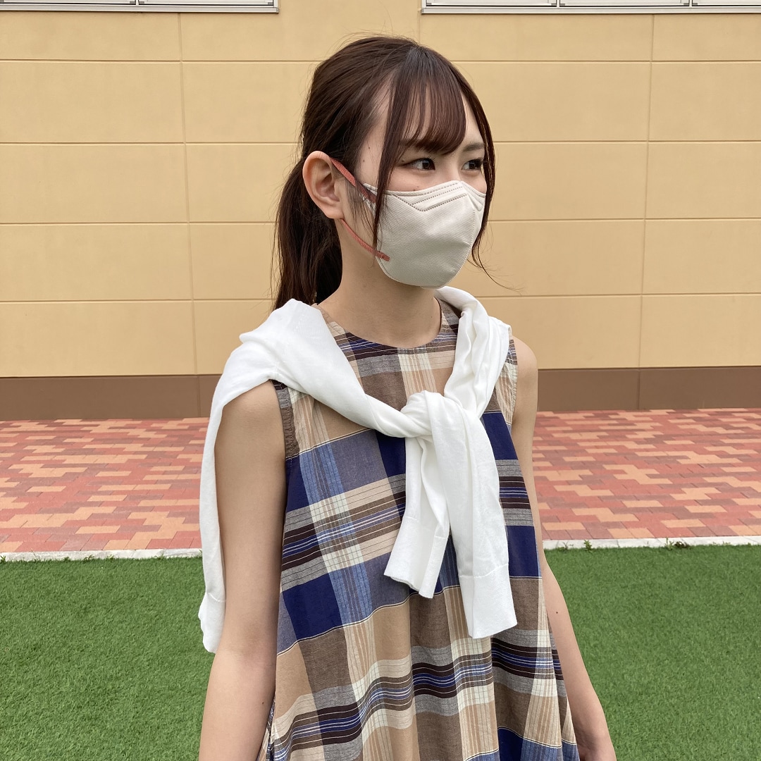 カーディガンを型にかけたコディネート