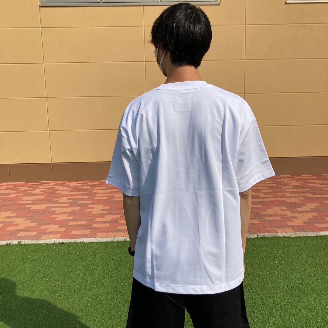 涼感Tシャツを着た後ろ姿