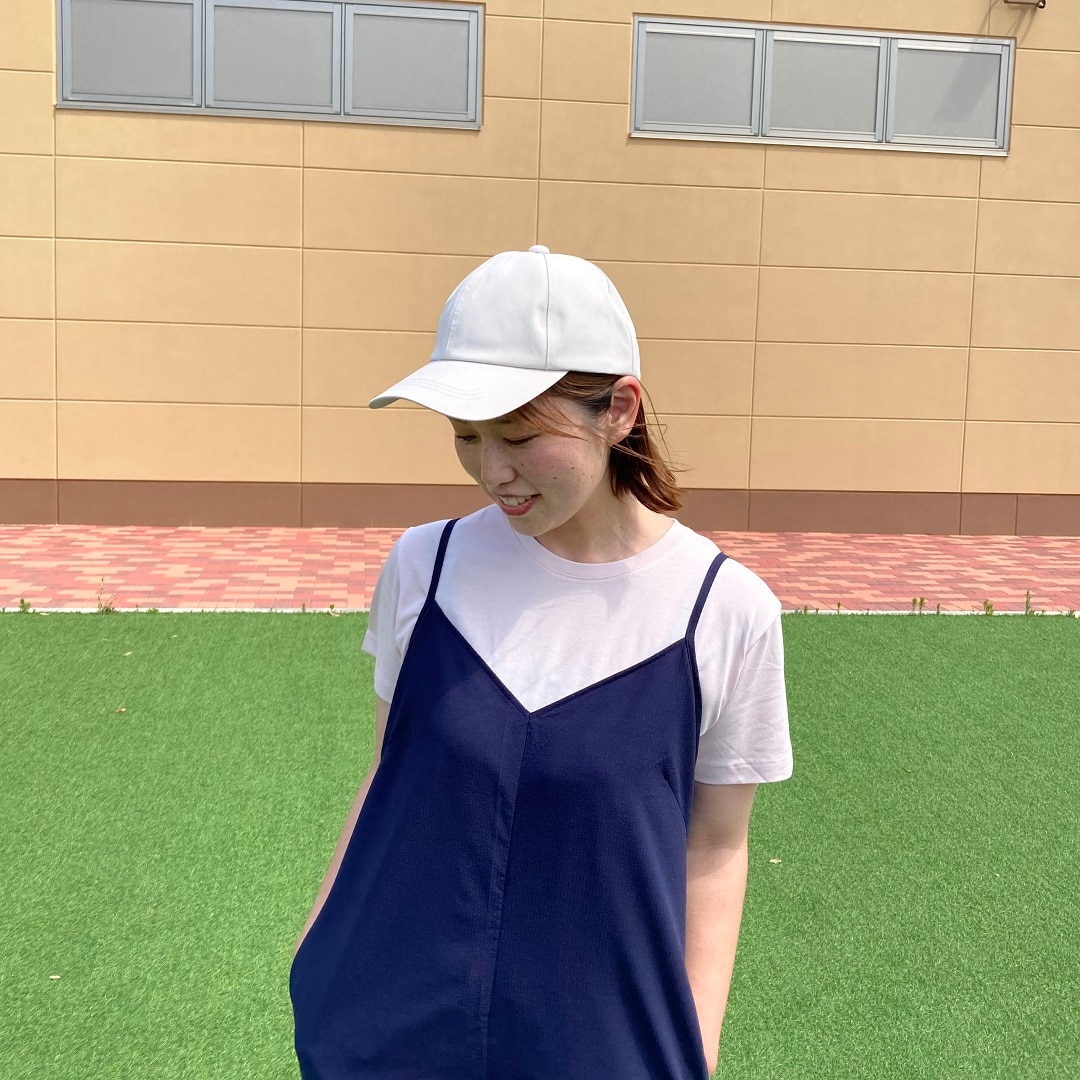 サロペットを着た女性の写真