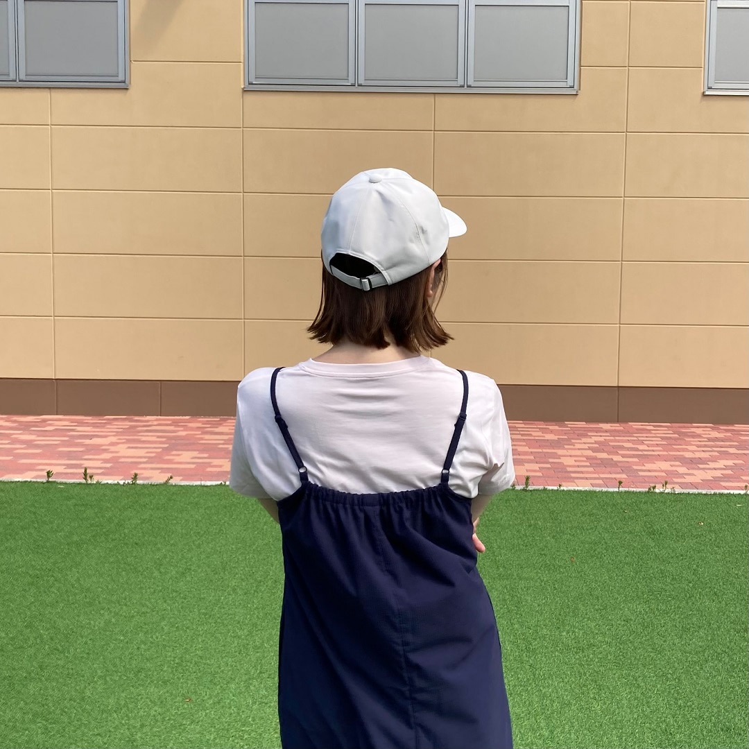 サロペットを着た女性の写真