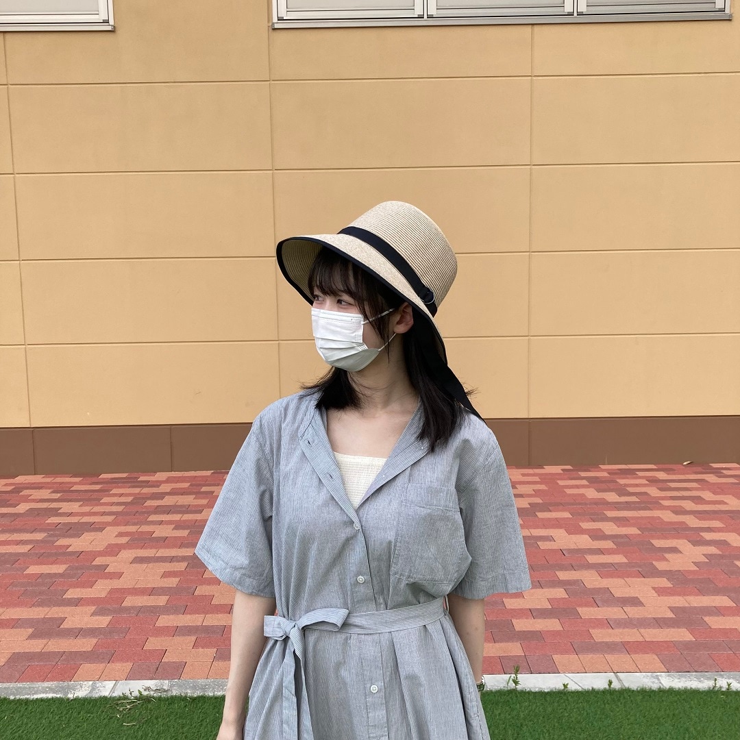 シャツワンピースを着た女性の写真