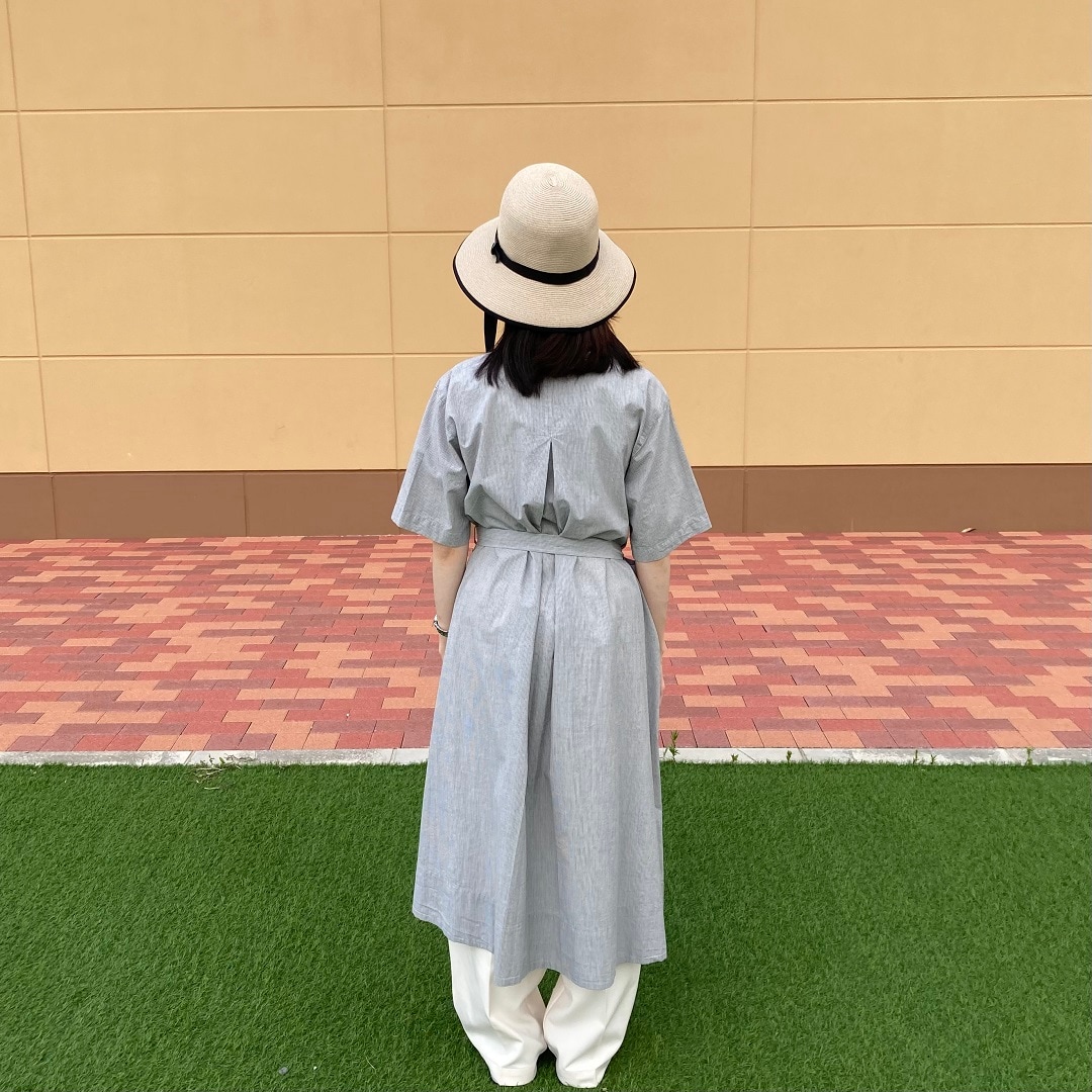 シャツワンピースを着た女性の写真