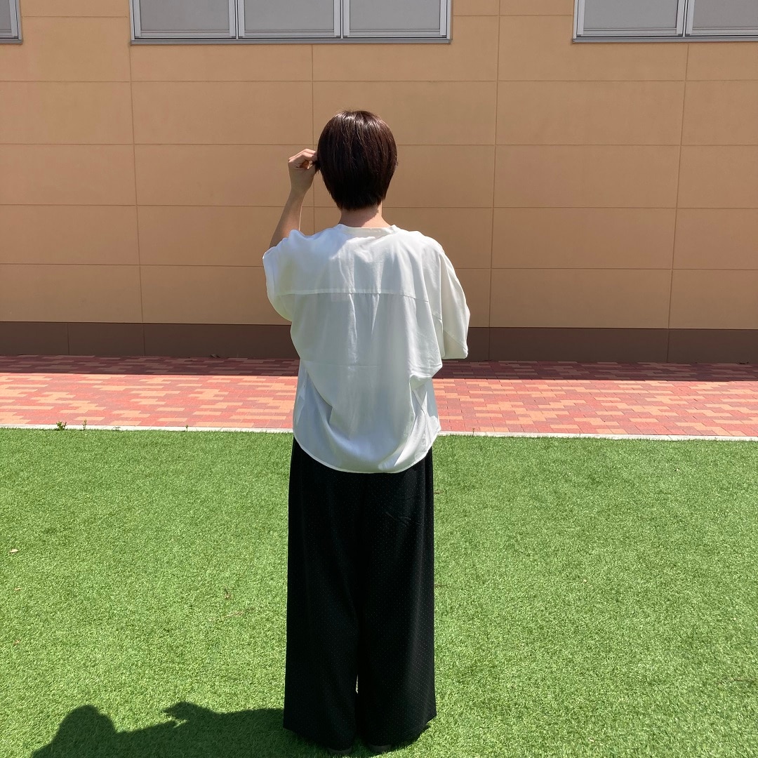 シャツとパンツを着用した女性の写真