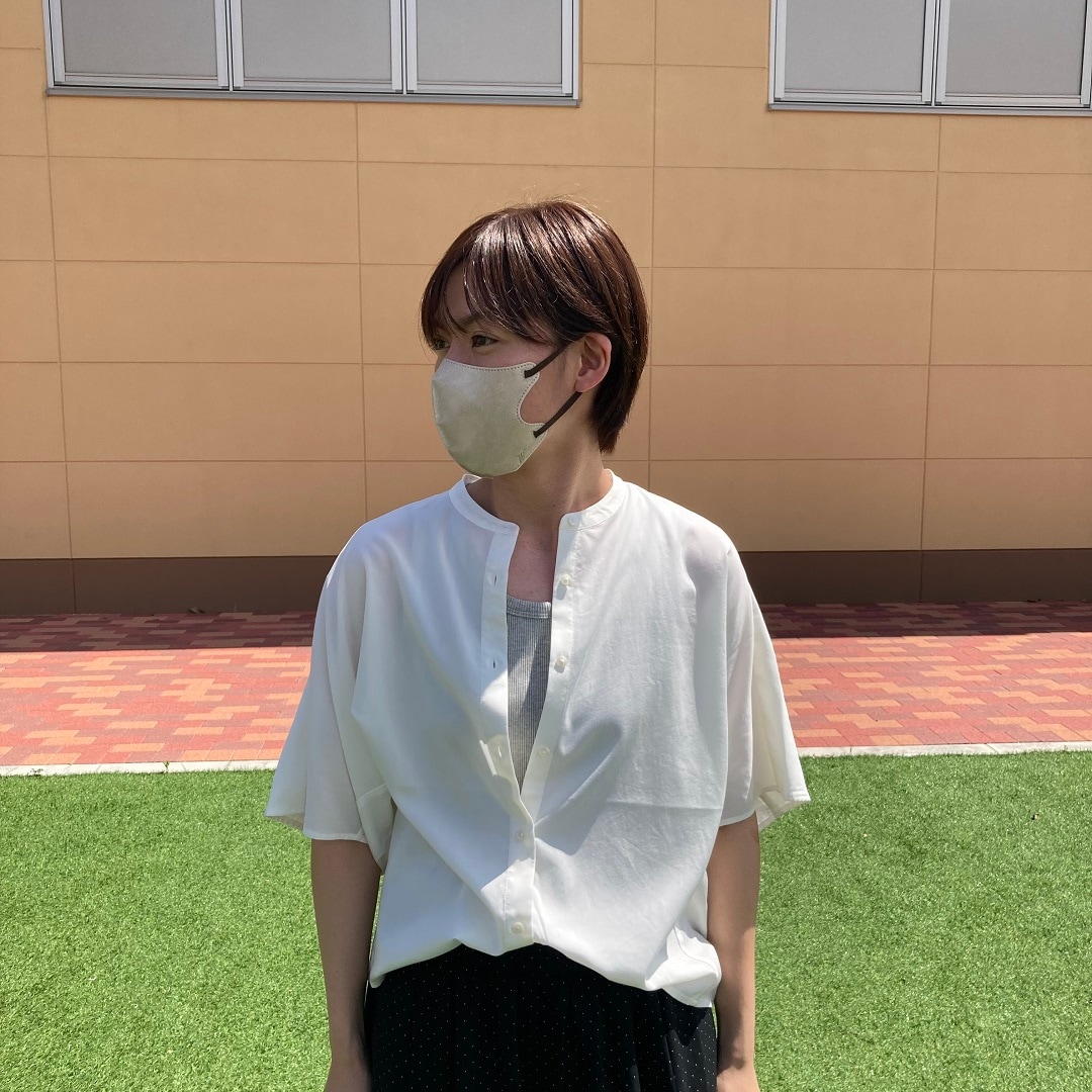 シャツとパンツを着用した女性の写真