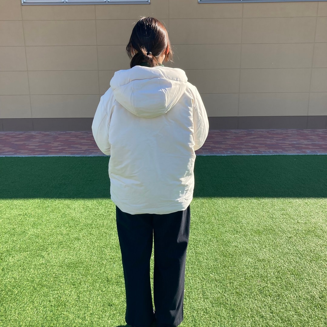 ダウンを着用した女性の後ろ姿