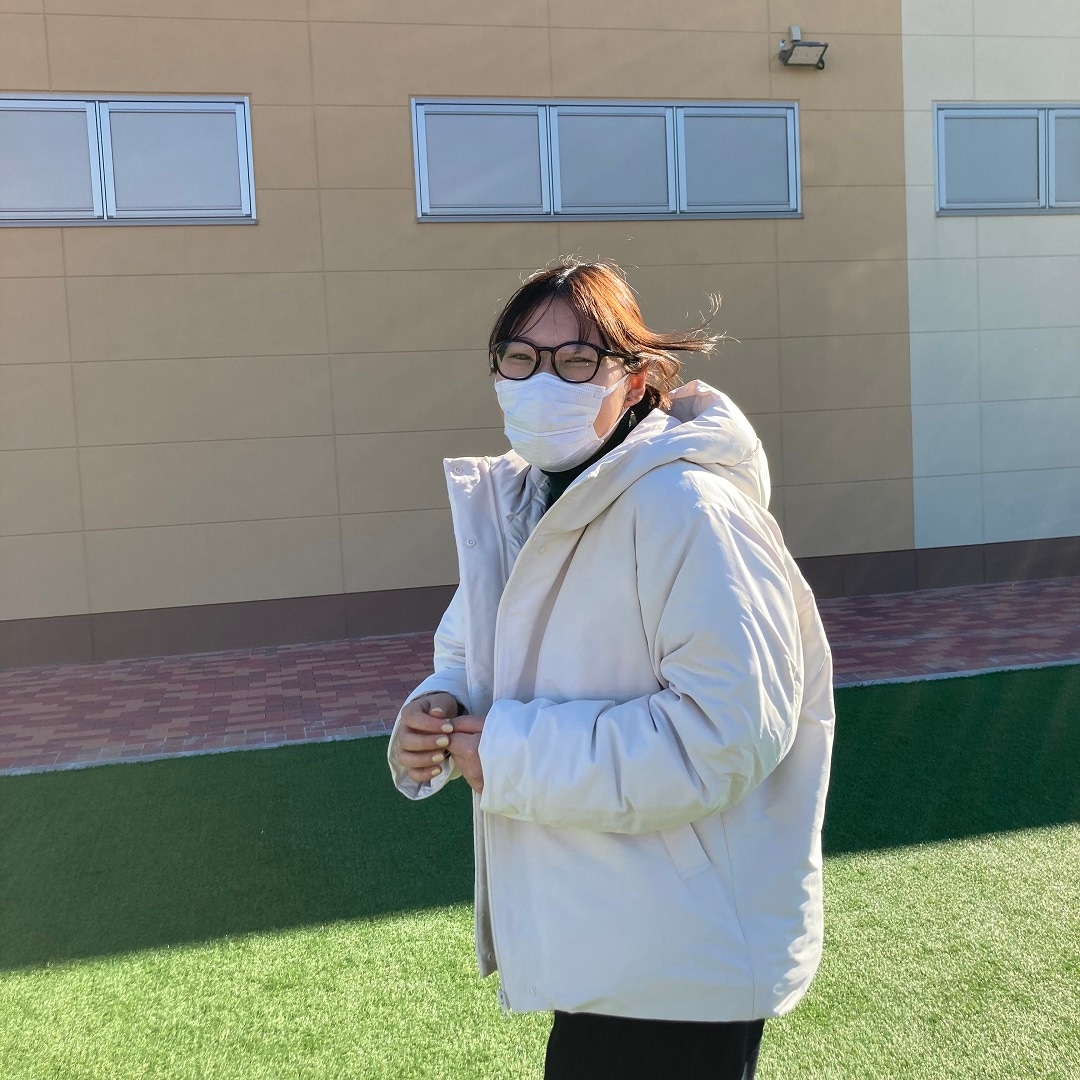 ダウンを着用した女性