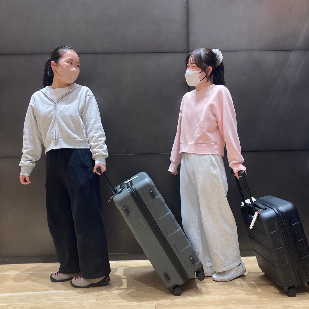 キャリーケースと女性の写真