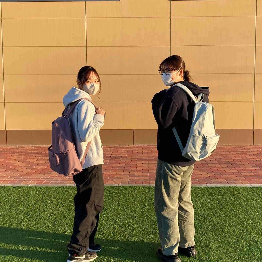 リュックを背負った女性の写真