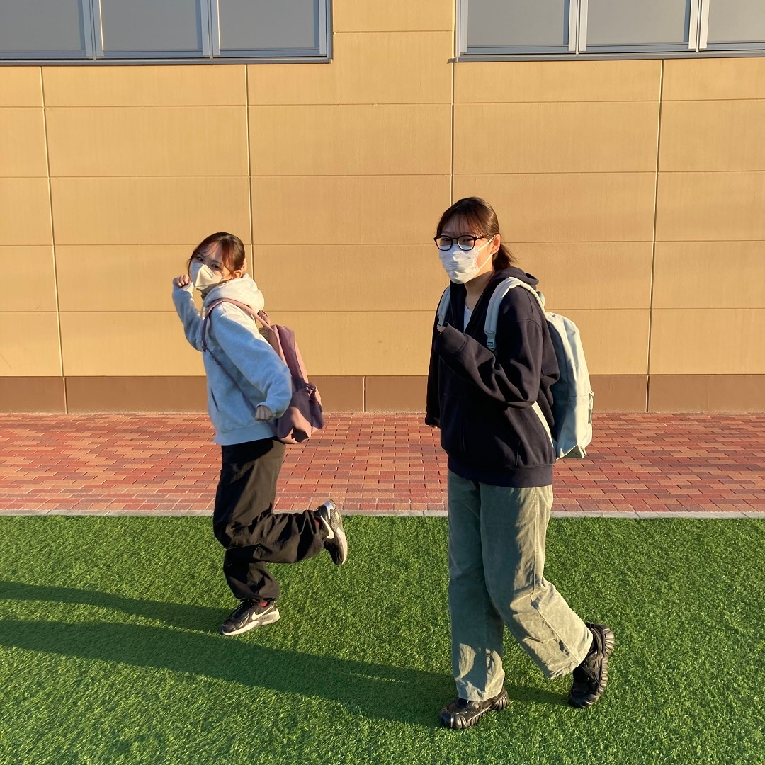 リュックを背負った女性の写真