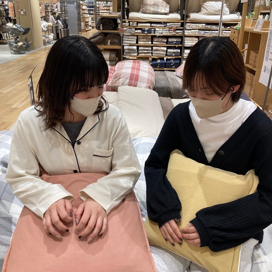 パジャマを着た女性の写真