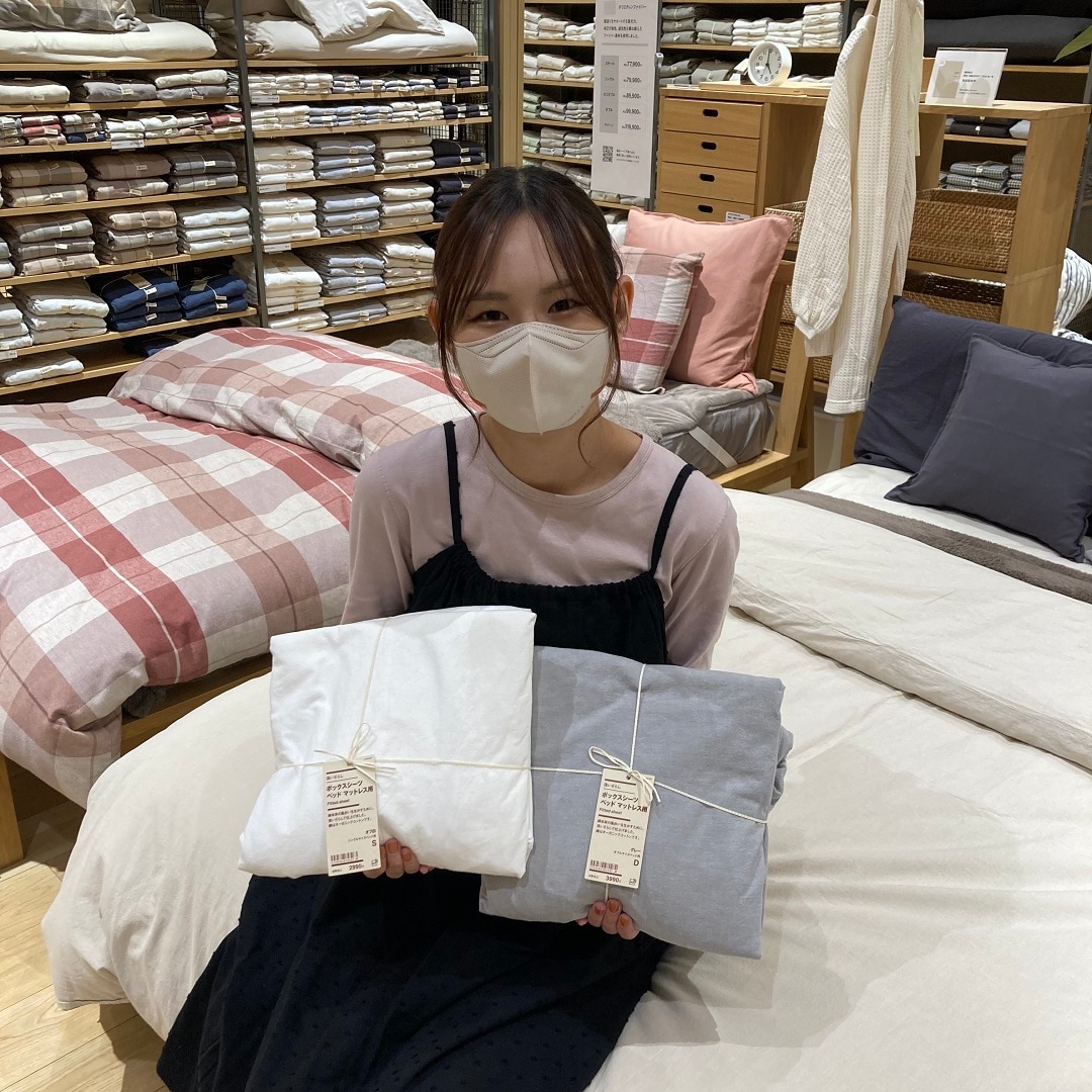 シーツを持った女性の写真