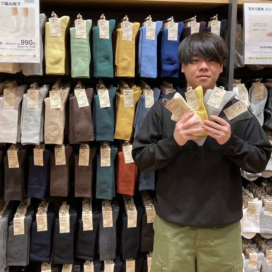 靴下を持った男性の写真