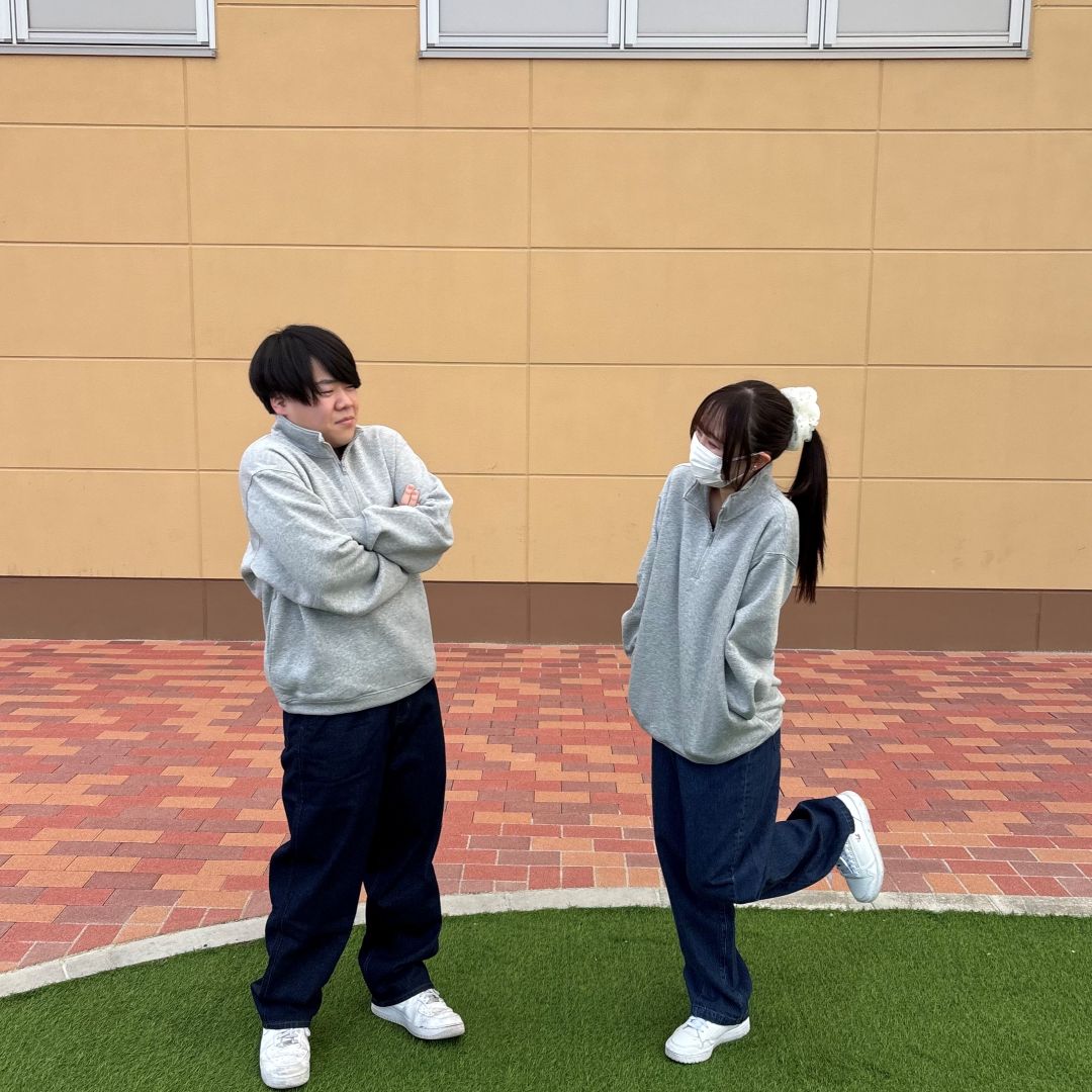 スウェットを着た男性と女性の写真