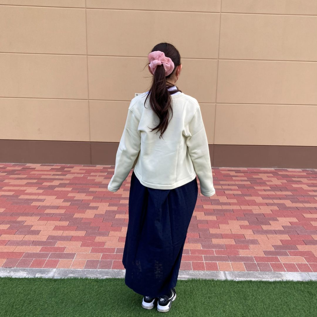 ワンピースを着た女性の後ろ姿