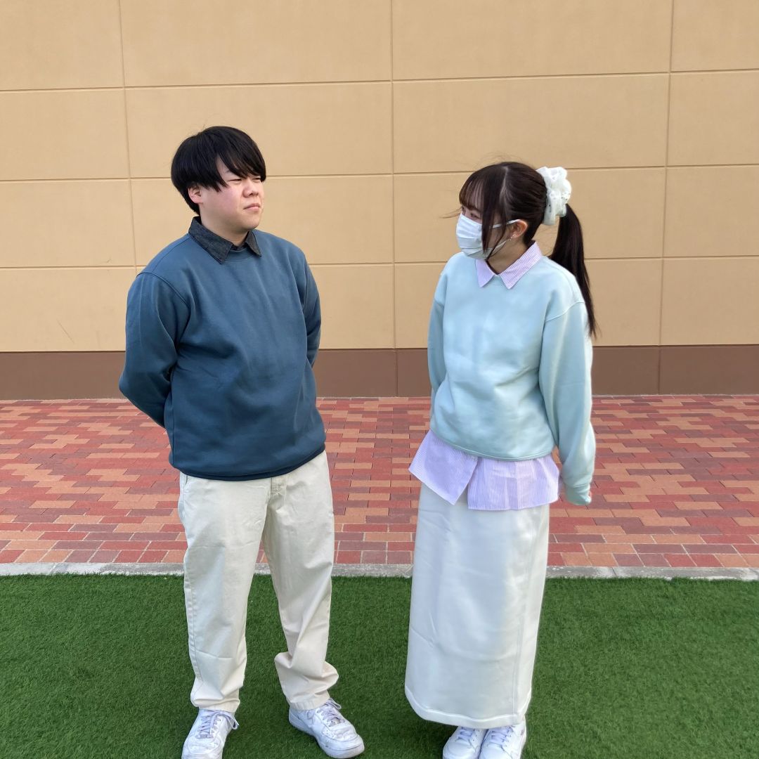 スウェットを着た男性と女性の写真