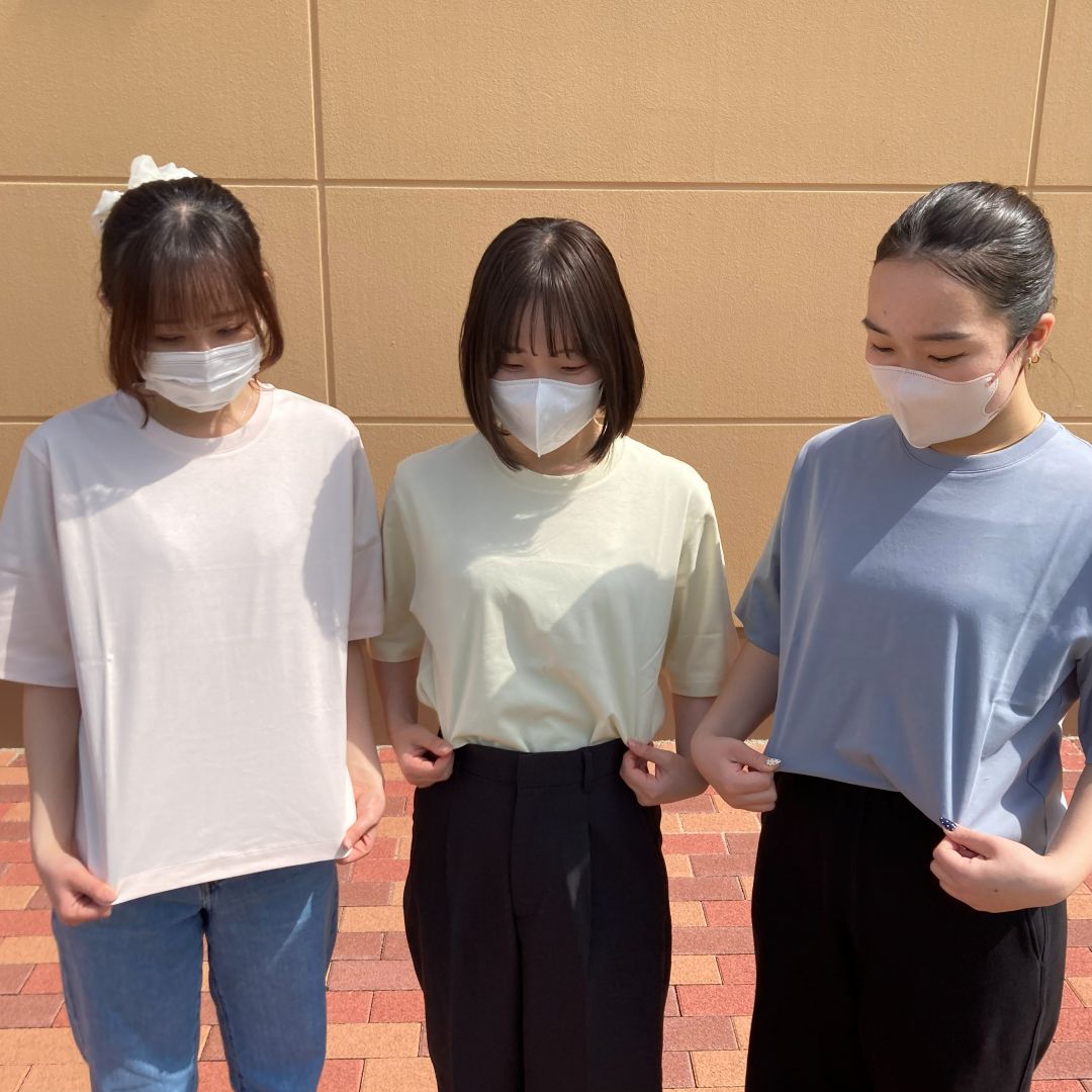 Tシャツを着た女性の写真