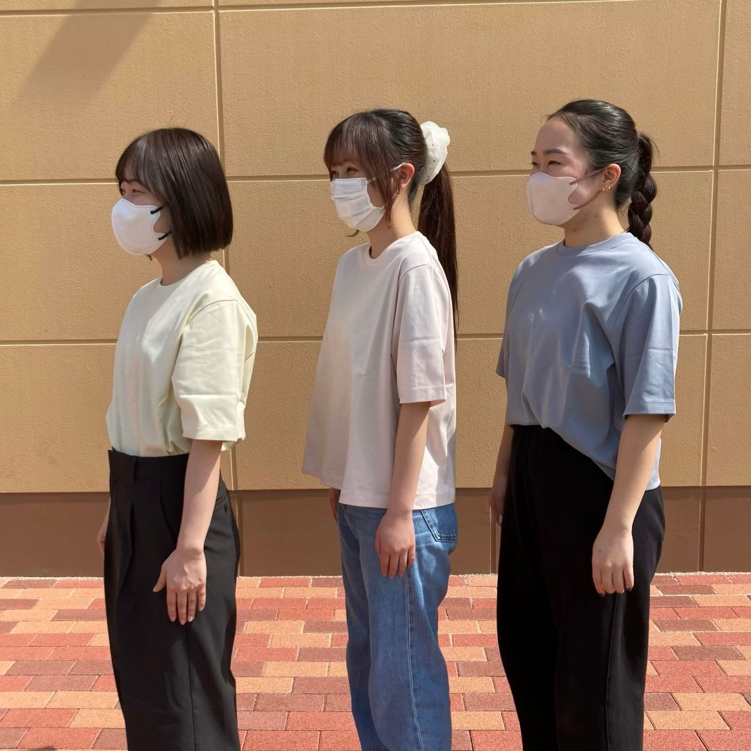 Tシャツを着た女性の写真